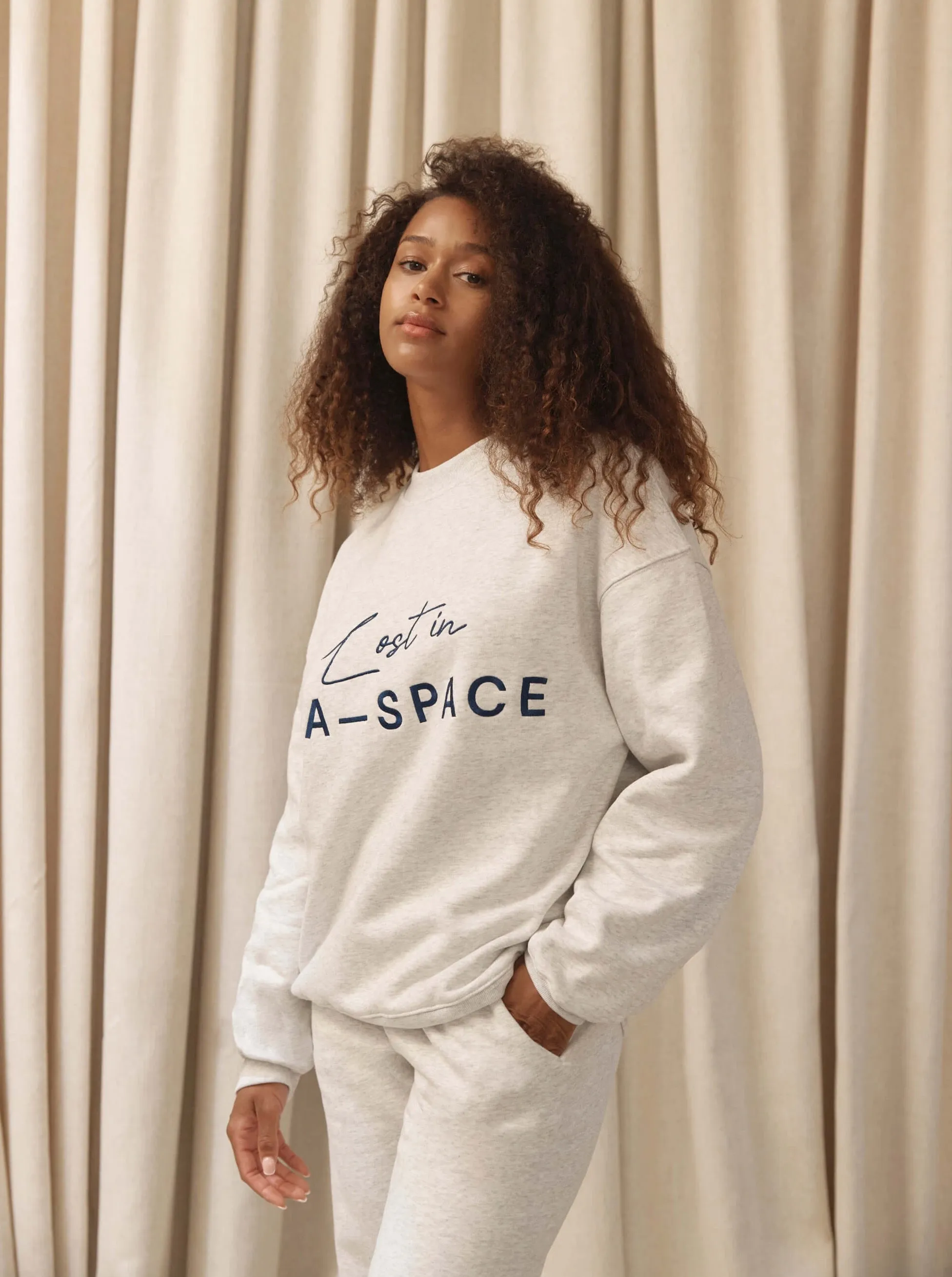 'LOST IN L.A-SPACE' EMBROIDERED SWEATSHIRT IN LIGHT GREY MARL